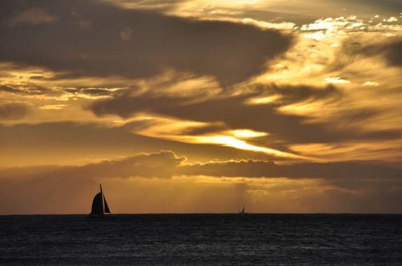 Um belo pôr-do-sol em Waikiki, a praia mais famosa de Honolulu, a capital do Havaí, na ilha de Oahu